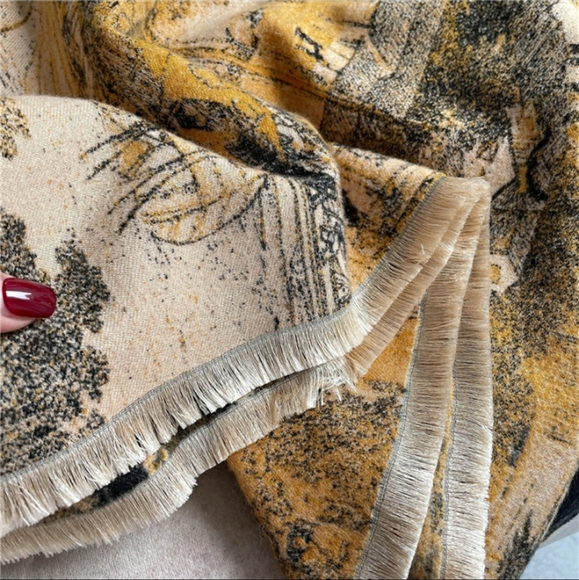 Elegant Cashmere Shawl - Picture 2 of 11